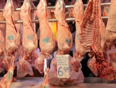 146 κιλά ακατάλληλα κρέατα κατασχέθηκαν σε κρεοππωλείο του Πειραιά